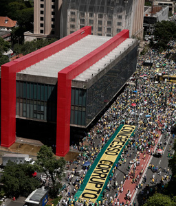 Demonstrators protest along Paulista Avenue in São Paulo, Brazil, on December 4, 2016, against corruption and in support of the Lava Jato anticorruption operation.