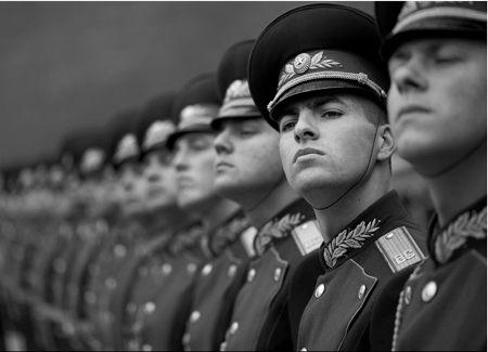 A Russian military honor guard from the 154th Commandant’s Regiment stands at attention during a wreath-laying ceremony at the Tomb of the Unknown Soldier in Moscow, June 26, 2009. Photo by Petty Officer 1st Class Chad J. McNeeley, U.S. Navy.