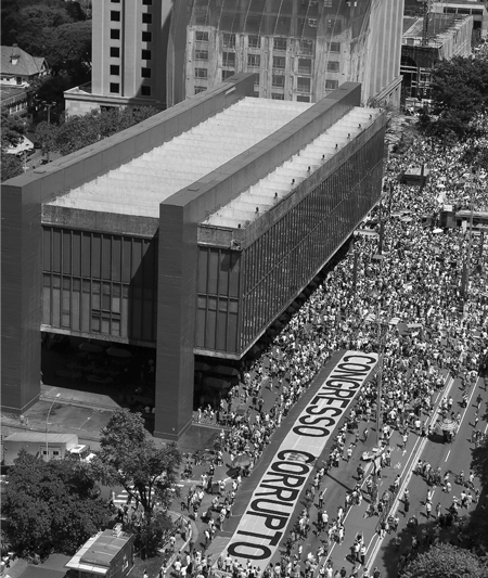 Demonstrators protest along Paulista Avenue in São Paulo, Brazil, on December 4, 2016, against corruption and in support of the Lava Jato anticorruption operation.