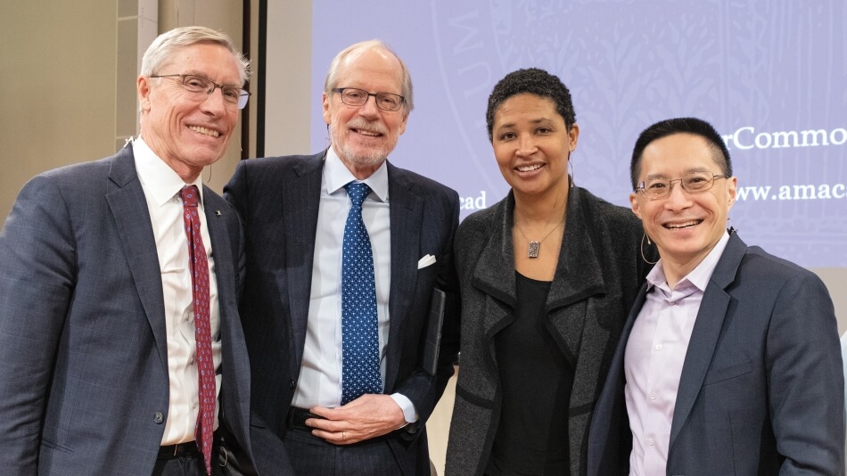 El presidente de la Academia, David Oxtoby, con los copresidentes de la Comisión, Stephen Heintz, Danielle Allen y Eric Liu (de izquierda a derecha).