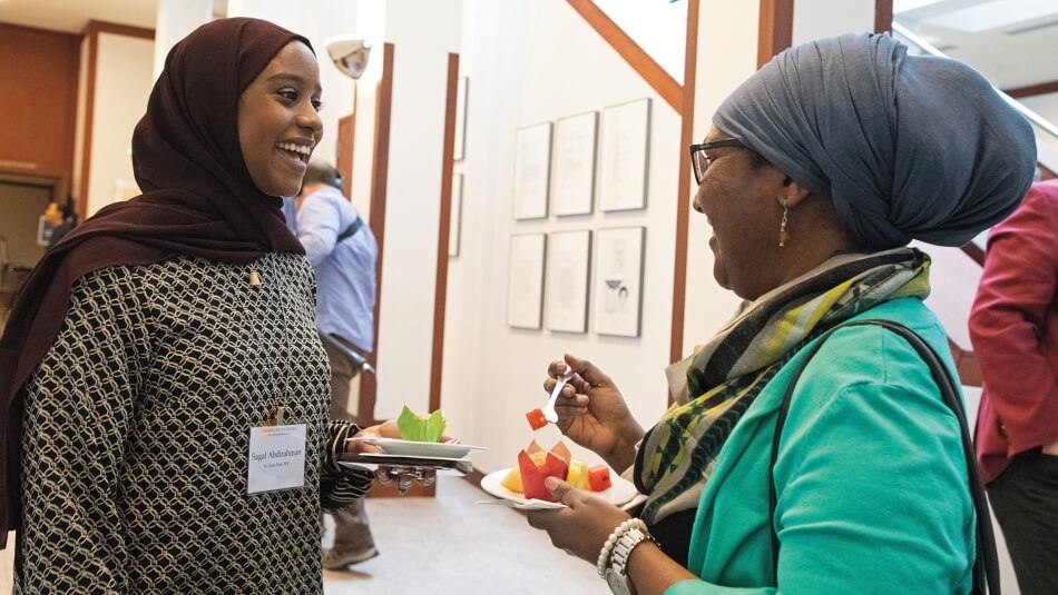 Sagal Abdirahman (izquierda) y Habon Abdulle (derecha)