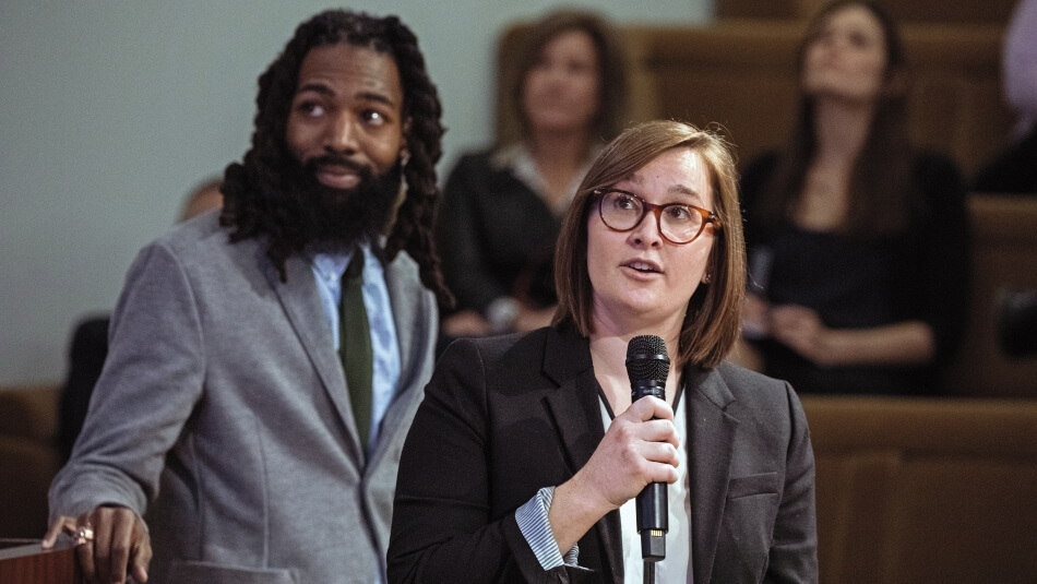 Bradley Christian-Sallis (izquierda) y Amanda Barker (derecha) hablan del trabajo que realiza su organización, Nebraska Cívica (Civic Nebraska), para aumentar la participación cívica y el compromiso con la comunidad.