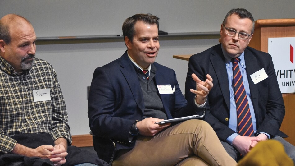 D. Bert Emerson (centro) habla durante una sesión que se celebró el 14 de marzo de 2019 en Whitworth University, Spokane (Washington), para escuchar a integrantes de la comunidad.