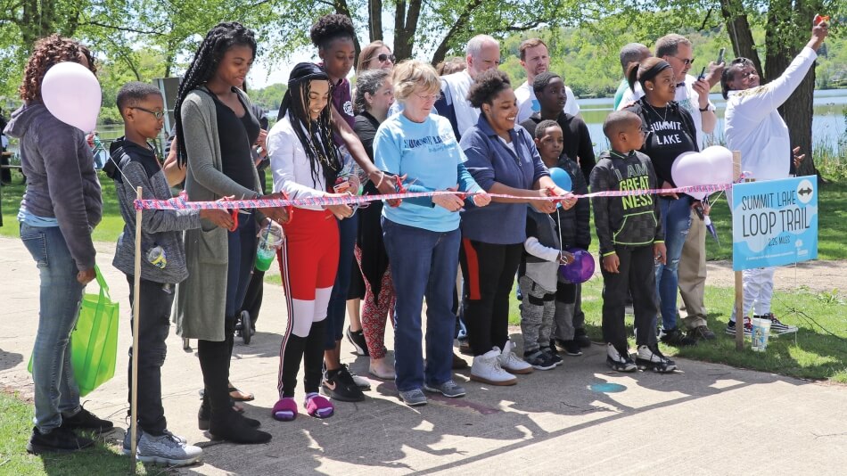 La infraestructura cívica —como el sendero que bordea el lago Summit, en Akron (Ohio)— establece conexiones entre los vecindarios y los residentes, y crea comunidades con capacidad para sobreponerse a las dificultades.
