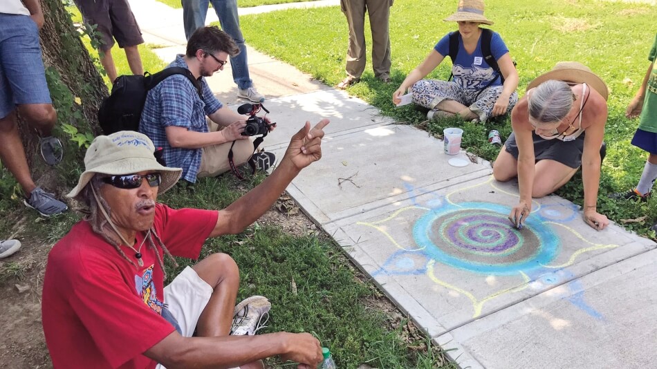 Comunidades de todo el país están explorando formas de fortalecer el compromiso que los estadounidenses tienen los unos con los otros a través del servicio, la educación, las reuniones y la narración de relatos. En Lexington (Kentucky), en las caminatas de narración creativa se reunieron las voces de diversos integrantes de la comunidad para compartir sus relatos por medio de arte en las aceras.