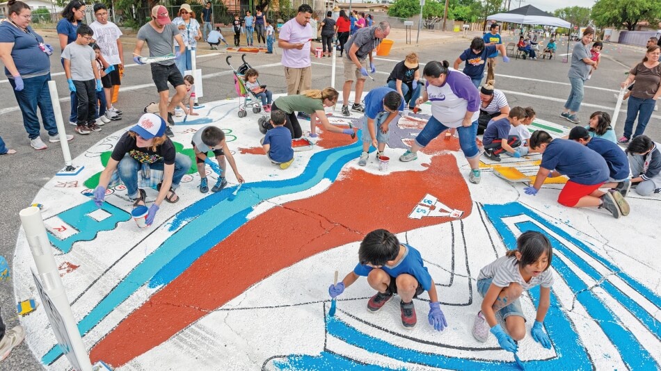 La Fundación Vitalyst Health se asoció con la Alianza Calles Vivas (Living Streets Alliance) de Tucson (Arizona) para capacitar a jóvenes y sus familias de manera que puedan mejorar los nexos comunitarios mediante el rediseño de los espacios públicos en sus barrios. Los responsables políticos, los académicos y los profesionales necesitan contar con una mejor fuente de datos que les permita medir los efectos de iniciativas como esta en el compromiso democrático.