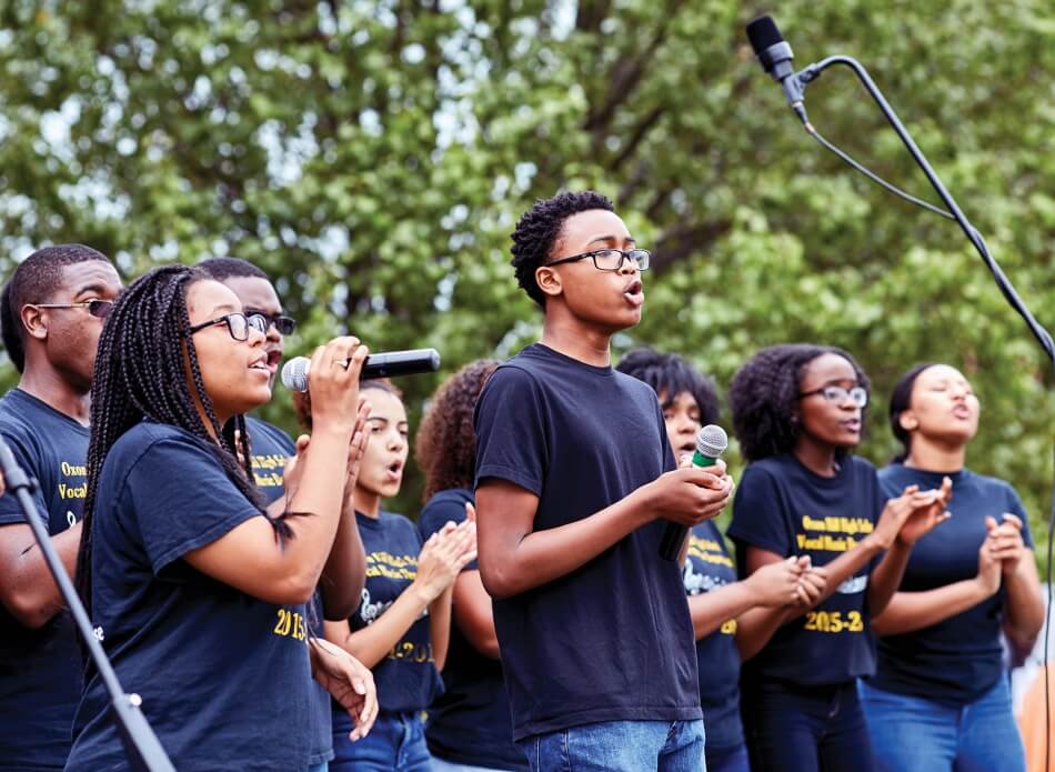 iStock.com/wingedwolf kids singing