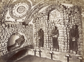 Tomb of Cappucin monks in the Roman catacombs, in a photograph from the nineteenth century.