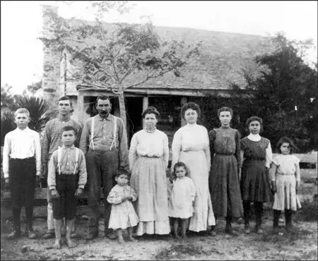 bulletinSpring2017_OtP-Newborn1.jpg A family shown on its original homestead in Seguin, Texas, in 1910